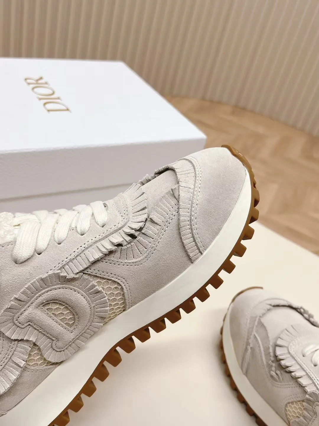 👟👟Ex-factory price 540👟👟 C’est Dior 24 spring and summer catwalk style new casual sports shoes purchased and developed by Taikoo Hui, perfect replica ‘Made of suede cow leather and mesh fabric, light and breathable. The CD letters on the side are very recognizable as Dior, and the sporty design combined with tassel details also adds a touch of elegance. The original high-mercerized fabric is intricately spliced. The original molded outsole. Complete packaging. Size: 35-40